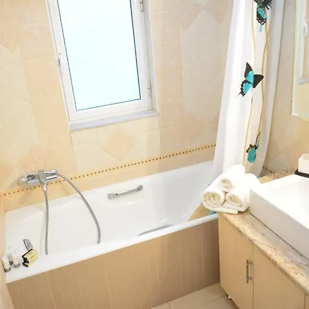 Seafront Modern Apartment! ساراندا